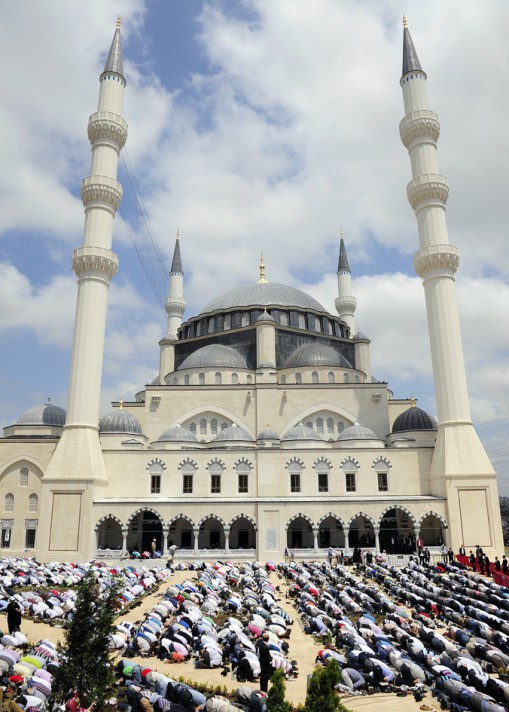 10 bin kişilik cami ibadete açıldı