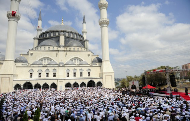 10 bin kişilik cami ibadete açıldı