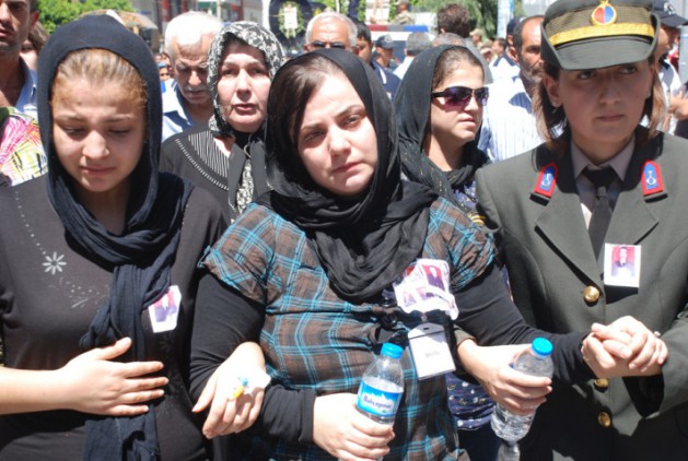 Şırnak'ta hayatını kaybeden şehitlerin cenazeleri, memleketlerinde toprağa veriliyor.
