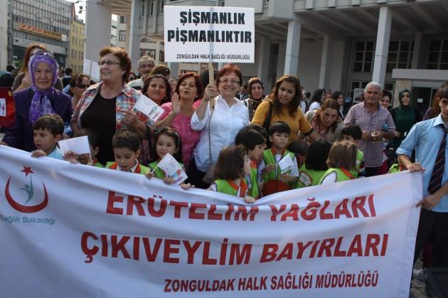 Zonguldak’ta Dünya Yürüyüş Günü kapsamında yürüyüş gerçekleştirildi.  Yürüyüşe İl Sağlık Müdürü Dr. Bilal Cin, Halk Sağlığı Müdürü Dr. Aslıhan Külekçi Uğur, Aile ve Sosyal Hizmetler İl Müdürü Kemal Gümrükçü, Gençlik ve Spor İl Müdürü Uğur Akdeniz, Bölge Çalışma Müdürü Gönül Demirsu, Çevre ve Şehircilik İl Müdürü Hasan Öztürk, Acil Afet İl Müdürü Ahmet Güngör, sivil toplum örgütü temsilcileri, kamu kurum ve kuruluş temsilcileri ve öğrenciler katıldı. Uzunmehmet Anıtı önünden başlayan halk yürüyüşünde öğrenciler ellerinde, “Koşabiliyorsan Koş”, “Erütelim Yağları, Çıkıveylim Bayırları”, “Şişmanlık Pişmanlıktır”, “İnternette değil Açık Havada Dolaş” pankartları taşıdı. Yürüyüşe yaklaşık 300 kişi katıldı.