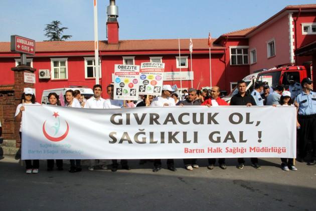 Bartın Halk Sağlığı Müdürlüğü ve Bartın Sağlık İl Müdürlüğü tarafından "Sağlıklı Yaşam Yürüyüşü" düzenlendi. Bartın Halk Sağlığı Merkezi ve Bartın Sağlık İl Müdürlüğü tarafından düzenlen yürüyüşte Bartın şivesi ön plana katılarak, “Gıvracık ol, Sağlıklı Gal” pankartı eşliğinde yürüyüş gerçekleşti. Yürüyüşe Bartın Sağlık Müdürü Dursun Koç, Halk Sağlığı Müdürü Ahmet Demir, Sağlık İl Müdürlüğü çalışanları ve vatandaşlar katıldı. Bartın Sağlık İl Müdürlüğü önünden başlayan yürüyüş, Cumhuriyet Meydanı’nda son buldu. 