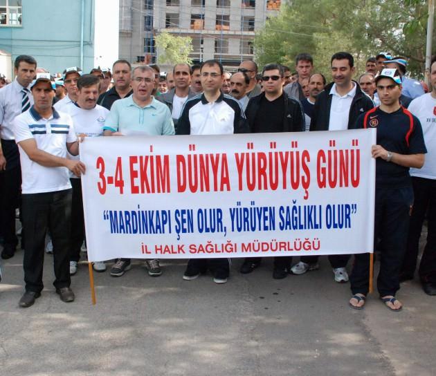  Diyarbakır’da, ‘3-4 Ekim Dünya Yürüyüş Günü’ dolayısıyla, İl Sağlık Müdürlüğü’nden Valilik önüne kadar yürüyüş gerçekleştirildi.  Diyarbakır Valisi Mustafa Toprak, Vali Yardımcısı Cemal Hüsnü Kansız, Diyarbakır İl Sağlık Müdürü Sait Alan, Gençlik ve Spor Hizmetleri Diyarbakır İl Müdürü Abdullatif Umut, kurum amirleri ve çok sayıda vatandaş Diyarbakır İl Sağlık Müdürlüğü önünde bir araya geldi. 