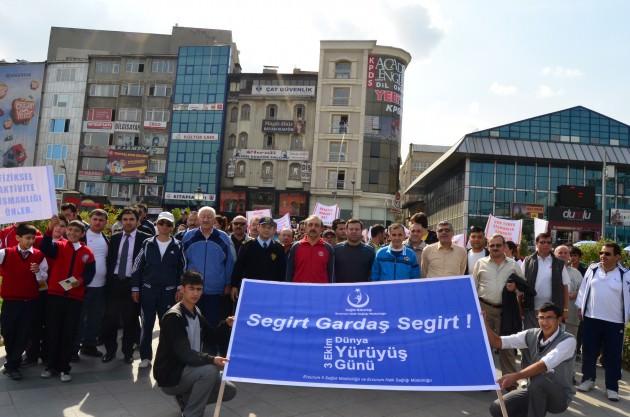 3 Ekim Dünya Yürüyüş Günü münasebetiyle Erzurum İl Sağlık Müdürlüğü önünden başlayıp, Yakutiye Kent Meydanı’nda son bulan bir halk yürüyüşü yapıldı. Obezite ve hareketsizliğe savaş açılan bir ortamda Dünya Yürüyüş Gününe katılanlara elma ikram edildi.