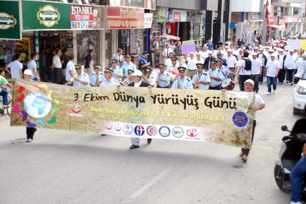  Gaziantep’te çeşitli etkinliklerle kutlanan Dünya Yürüyüş Günü'nde, "Hadi Yoorum Hareket Et, Kilolarına Veda Et”, “Bundan kelli fazla yemiyek, hadi ağam yürümeye gidek” yazılı ilginç pankartlar herkesin dikkatini çekti. 