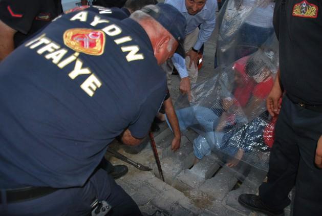 Aydın'da kaldırımda yürümekte olan bir kadının başına akla hayale gelmedik bir kaza geldi. Mazgal deliğine ayağı sıkışan kadın, polis, 112 Acil Servis ve AKS 110 ekiplerinin uzun uğraşları sonucu kurtarıldı.