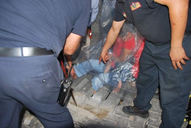Aydın'da kaldırımda yürümekte olan bir kadının başına akla hayale gelmedik bir kaza geldi. Mazgal deliğine ayağı sıkışan kadın, polis, 112 Acil Servis ve AKS 110 ekiplerinin uzun uğraşları sonucu kurtarıldı.