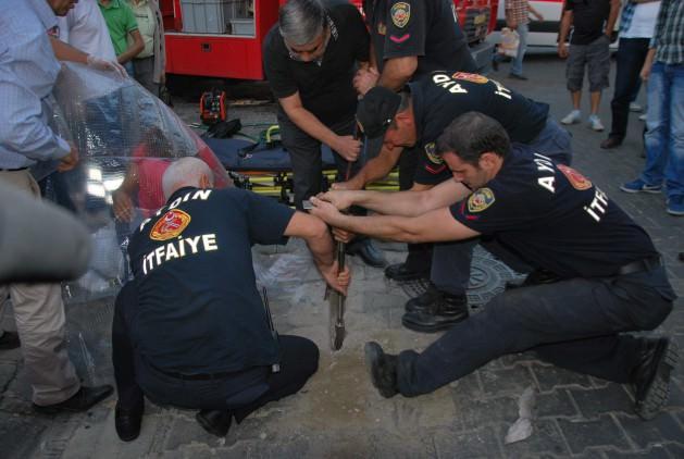 Aydın'da kaldırımda yürümekte olan bir kadının başına akla hayale gelmedik bir kaza geldi. Mazgal deliğine ayağı sıkışan kadın, polis, 112 Acil Servis ve AKS 110 ekiplerinin uzun uğraşları sonucu kurtarıldı.