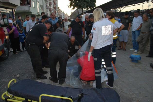 Aydın'da kaldırımda yürümekte olan bir kadının başına akla hayale gelmedik bir kaza geldi. Mazgal deliğine ayağı sıkışan kadın, polis, 112 Acil Servis ve AKS 110 ekiplerinin uzun uğraşları sonucu kurtarıldı.