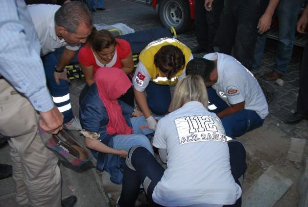 Aydın'da kaldırımda yürümekte olan bir kadının başına akla hayale gelmedik bir kaza geldi. Mazgal deliğine ayağı sıkışan kadın, polis, 112 Acil Servis ve AKS 110 ekiplerinin uzun uğraşları sonucu kurtarıldı.