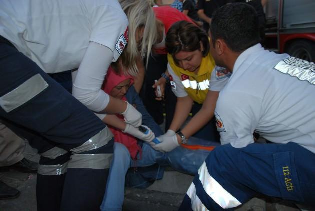 Aydın'da kaldırımda yürümekte olan bir kadının başına akla hayale gelmedik bir kaza geldi. Mazgal deliğine ayağı sıkışan kadın, polis, 112 Acil Servis ve AKS 110 ekiplerinin uzun uğraşları sonucu kurtarıldı.
