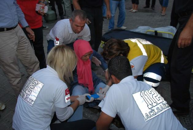 Aydın'da kaldırımda yürümekte olan bir kadının başına akla hayale gelmedik bir kaza geldi. Mazgal deliğine ayağı sıkışan kadın, polis, 112 Acil Servis ve AKS 110 ekiplerinin uzun uğraşları sonucu kurtarıldı.