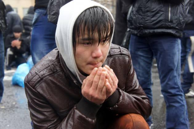 Moskova'daki M&uuml;sl&uuml;manlar namazı yağmur altında kıldı