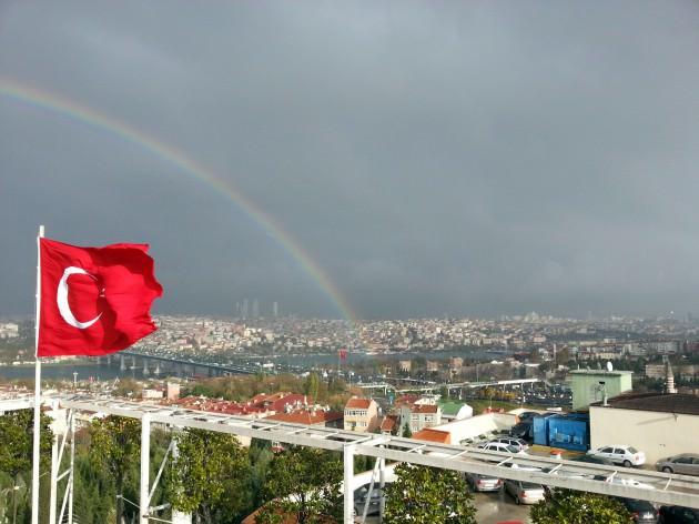 Yağan yağmur sonrası güneşin bulutların arasından yüzünü göstermeye başlamasıyla İstanbul'da seyrine doyumsuz bir manzara oluştu. Vatandaşlar bu eşsiz anı kaydetmek için cep telefonu ve fotoğraf makinelerine sarıldı. Fotoğraf: Ferhat Esnek / HABER 7