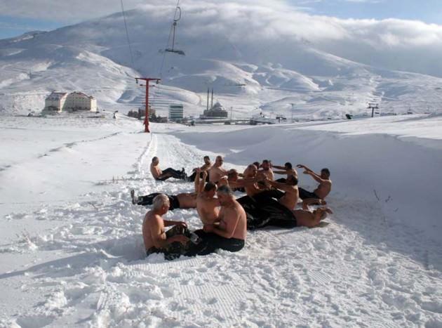 Erciyes ve çevresindeki dağlarda kışın kar banyosu ve buzlu suya girerek ismini duyuran Erciyes Kar Kaplanları, yeni sezonu Erciyes Dağı’nda, eksi 10 derece hava sıcaklığında kar banyosu yaparak açtı. 