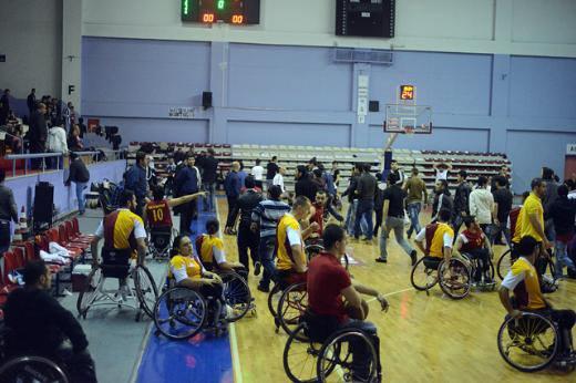 Türkiye Tekerlekli Sandalye Basketbol Süper Ligi'nin 2. haftasında Galatasaray ile Beşiktaş arasında oynanan karşılaşma olaylar nedeniyle durdu. Polis olaylara biber gazı ile müdahale etti. Olaylar sonrasında salon boşaltıldı... Hakemler, federasyon görevlileri ile görüştü ve maçı tatil etti...