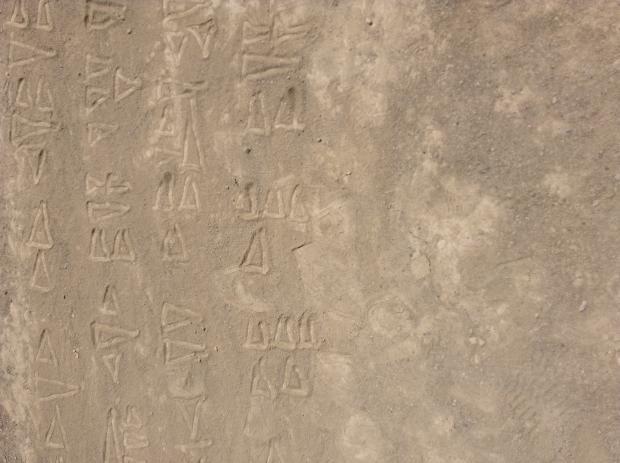 Kuşman, tarihe karışmış bir uygarlığın dilini taş yığınlarının içersinde tamamen kendi çabasıyla çözmüş.