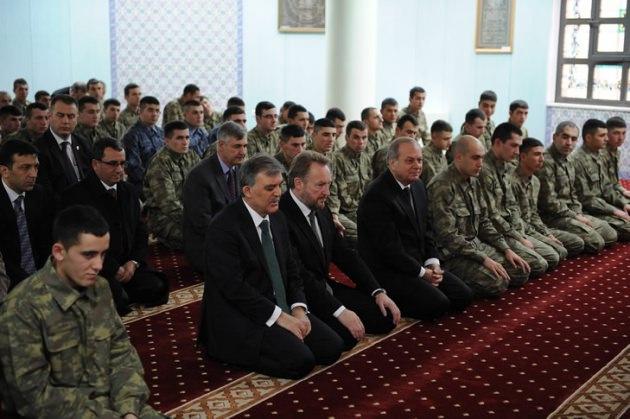 <p><span>Cumhurbaşkanı Gül, Muhafız Alayı’nda Cuma Namazını, Bosna-Hersekli misafiriyle beraber kıldı.</span></p>