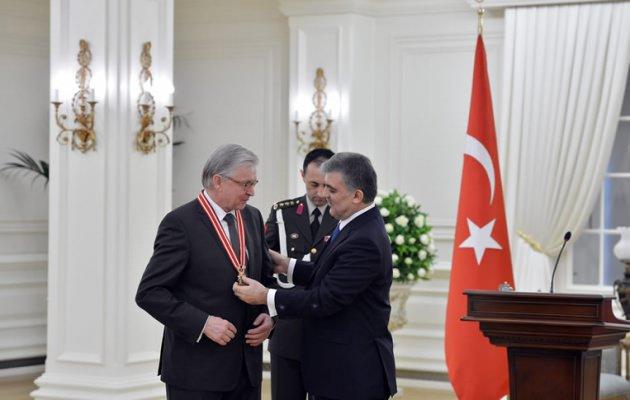 <p><span>Cumhurbaşkanı Gül, Hollanda Senatosu ve Avrupa Konseyi Parlamenter Meclisi eski başkanı Hollandalı Senatör René van der Linden’e Cumhuriyet Nişanı takdim etti.</span></p>