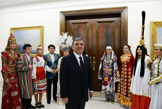 <p><span>Cumhurbaşkanı Gül, Nevruz münasebetiyle TÜRKSOY üyesi ülkelerin kültür ve sanat elçileri heyetini Çankaya Köşkü’nde kabul etti.</span></p>