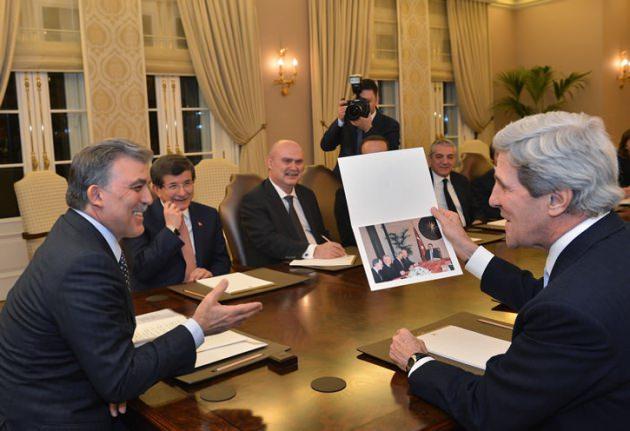 <p><span>Cumhurbaşkanı Gül, ABD Dışişleri Bakanı Kerry’yi kabulünde, 2008 yılındaki ziyareti sırasında çekilen fotoğrafı hediye etti.</span></p>
