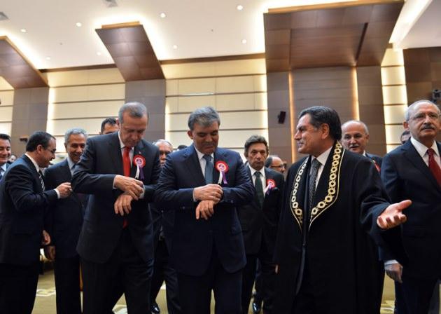 <p><span>Cumhurbaşkanı Abdullah Gül ve Başbakan Recep Tayyip Erdoğan, Anayasa Mahkemesi'nin 51. kuruluş yıl dönümü törenine katıldı. Gül ve Erdoğan'ın aynı anda saatlerine bakması ilginç bir görüntü oluşturdu. O anlar objektiflere böyle yansıdı...</span></p>