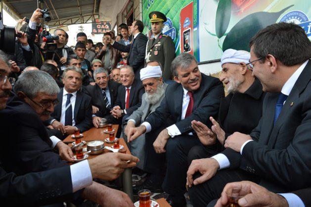 <p><span>Muş’ta yoğun ilgiyle karşılanan Cumhurbaşkanı Gül, valilik ziyaretinin ardından vatandaşlarla çay içip sohbet etti.</span></p>