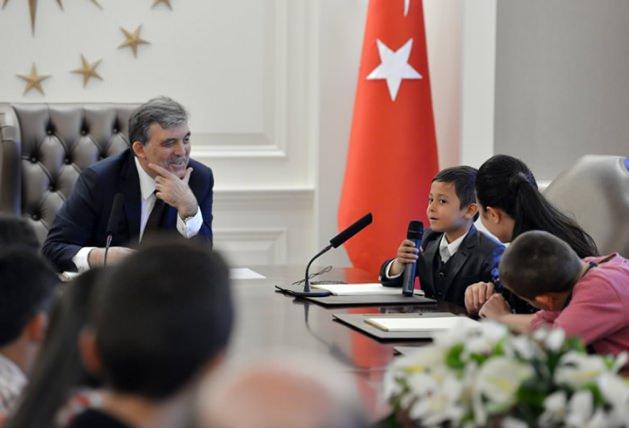 <p><span>Cumhurbaşkanı Gül, 23 Nisan Ulusal Egemenlik ve Çocuk Bayramı vesilesiyle Çankaya Köşkü’ne gelen çocuklarla yakından ilgilendi.</span></p>