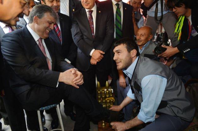 <p><span>Cumhurbaşkanı Gül, Kayseri'de Cuma Namazı çıkışında, cami etrafında bulunan boyacılardan birinde ayakkabılarını boyattı.</span></p>