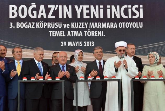<p><span>İstanbul’a yapılacak 3. köprünün temeli dualarla atılırken törende bir konuşma yapan Cumhurbaşkanı Gül, yeni köprünün adının “Yavuz Sultan Selim” olacağını açıkladı.</span></p>