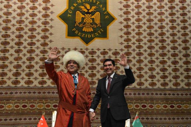 <p><span>Cumhurbaşkanı Gül, Türkmenistan Devlet Başkanı Berdimuhamedov tarafından kendisine “Türkmenistan Devlet Nişanı” tevcih edilmesinin ardından yöresel kaftan ve kalpak giydi.</span></p>