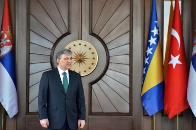 <p>Türkiye-Bosna-Hersek-Sırbistan Üçlü Balkan Zirvesi başladı. Zirveye ev sahipliği yapan Cumhurbaşkanı Abdullah Gül, konuk devlet başkanlarını Şeref Kapısı'nda karşıladı.</p>