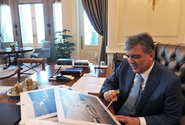 <p><span>Cumhurbaşkanı Gül, Basın Yayın Enformasyon Genel Müdürlüğü arşivine ait eski Kayseri fotoğraflarını incelerken…</span></p>