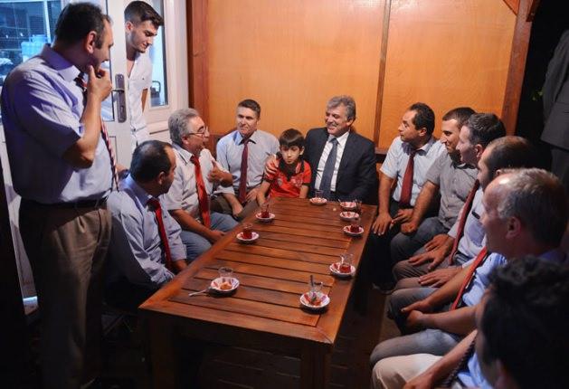 <p><span>Cumhurbaşkanı Gül, Tarabya’da taksicilerle buluştu.</span></p>