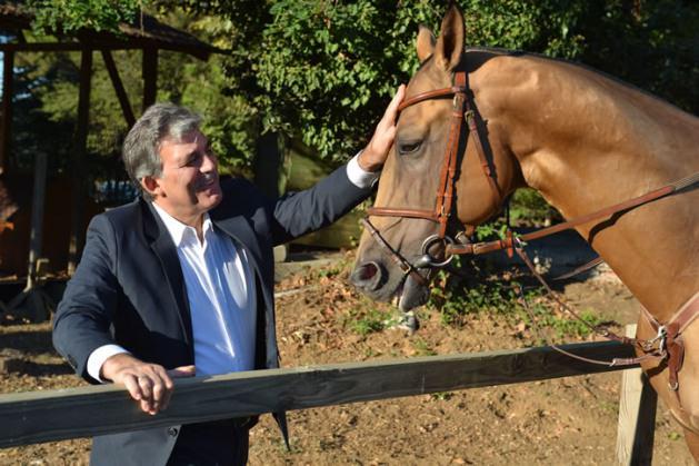 <p><span>Cumhurbaşkanı Gül, Türkmenistan Cumhurbaşkanı Berdimuhamedov tarafından kendisine hediye edilen “Arkadaş” adlı safkan Ahal Teke atı görmeye gitti.</span></p>