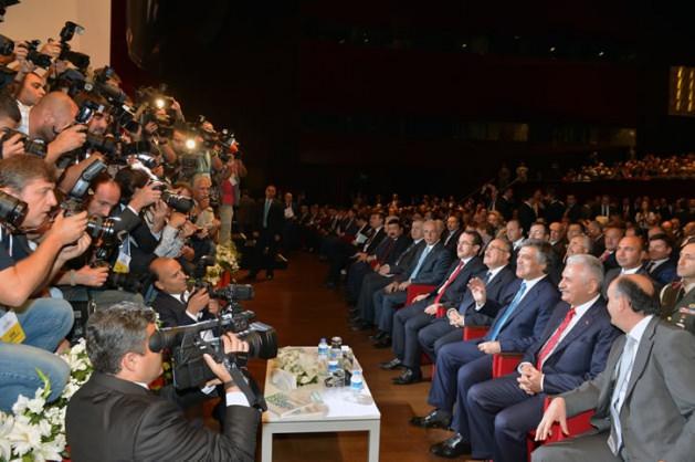 <p><span>İstanbul’da, himayesinde gerçekleştirilen 11. Ulaştırma, Denizcilik ve Haberleşme Şurası’na katılan Cumhurbaşkanı Gül’e medya mensupları yoğun ilgi gösterdi.</span></p>