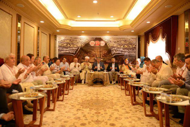 <p><span>Cumhurbaşkanı Gül, Mekke’de Türk hacılarla bayramlaştı.</span></p>