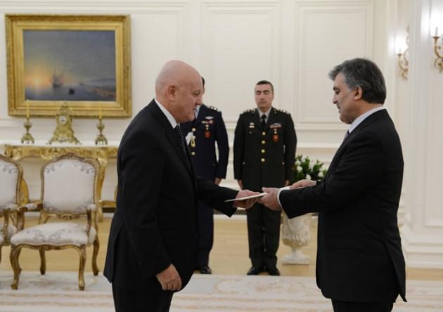 Fiji Büyükelçiliği Başkatibi Emosi Rakai, kendisini kabul eden Cumhurbaşkanı Abdullah Gül'ü 'Vaka Cobocobo' usulünce selamladı. Gül ise, geleneksel selamlamayı tebessümle karşıladı.