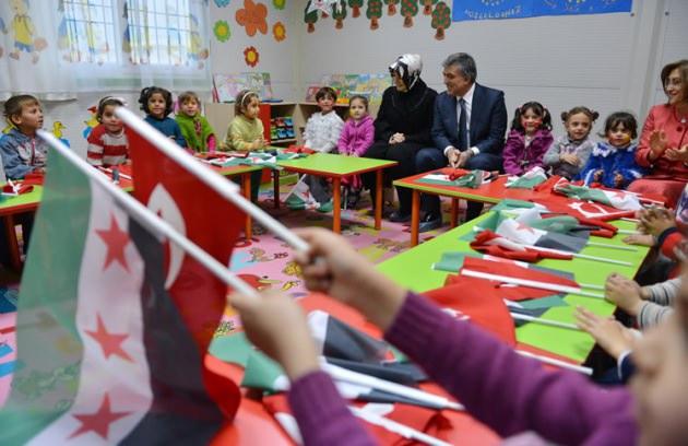 <p><span>Cumhurbaşkanı Gül ve eşi Hayrünnisa Gül, Suriyeli mültecilerin misafir edildiği Elbeyli Konaklama Merkezi’ndeki Gökkuşağı Kreşi’nde çocuklarla bir araya geldi.</span></p>