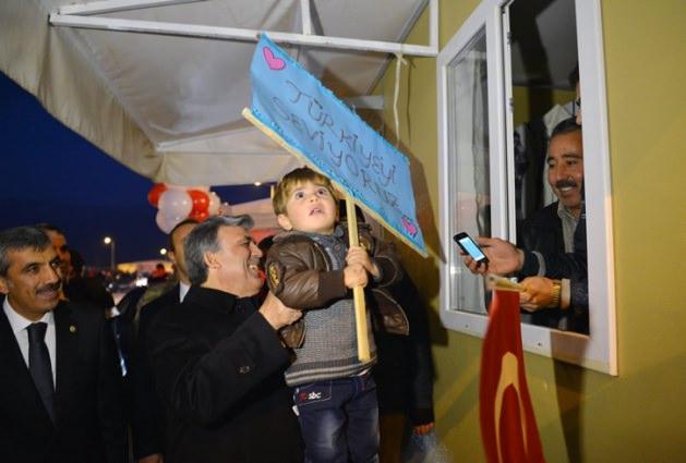 <p><span>Cumhurbaşkanı Gül ve eşi Hayrünnisa Gül, Suriyeli mültecilerin misafir edildiği Elbeyli Konaklama Merkezi’nde…</span></p>