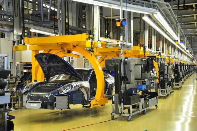 <p>Porsche, hayranlarına bu süper sporu prestijli Silverstone yarış pistinde yer alan Porsche Deneyim Merkezi’nde sürme fırsatı sunuyor.</p>
