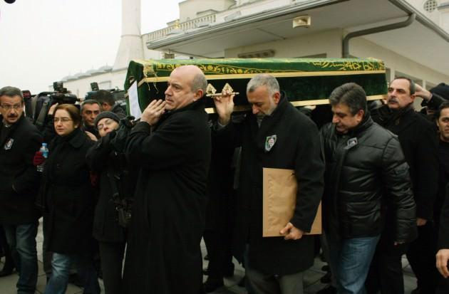 Namazın ardından gözyaşları arasında cenaze aracına taşınan Enginsoy'un naaşı, Karşıyaka Mezarlığı'nda toprağa verildi.