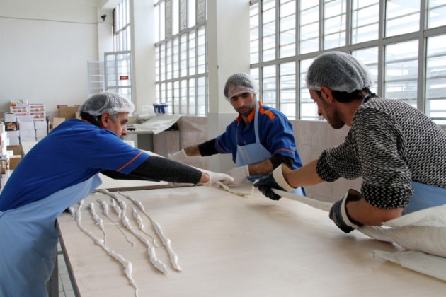 Bu tezgahın üstüne tek tek 1-1,5 metre boylarında şeritler uzatılır. Bunlar soğuduktan, sertleştikten sonra eşit parçalarda kırılır ve poşetlenir.''