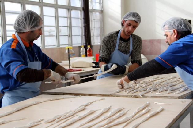 Hamur haline gelen karışımın kıvamını kaybetmeden içine ceviz konulduğunu belirten Gündoğdu, şunları söyledi: