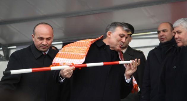 Milletvekili olduğu dönemlerde çeşitli vesilelerle Uşak'ta bulunduğunu belirterek, "Uzun yıllardan sonra sizinle beraber olmaktan mutluluk duyuyorum.