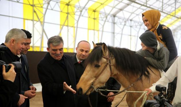 Daha sonra kas hastası olan 10 yaşındaki engelli Samet Dinç'in atla rehabilitasyonunu seyretti.