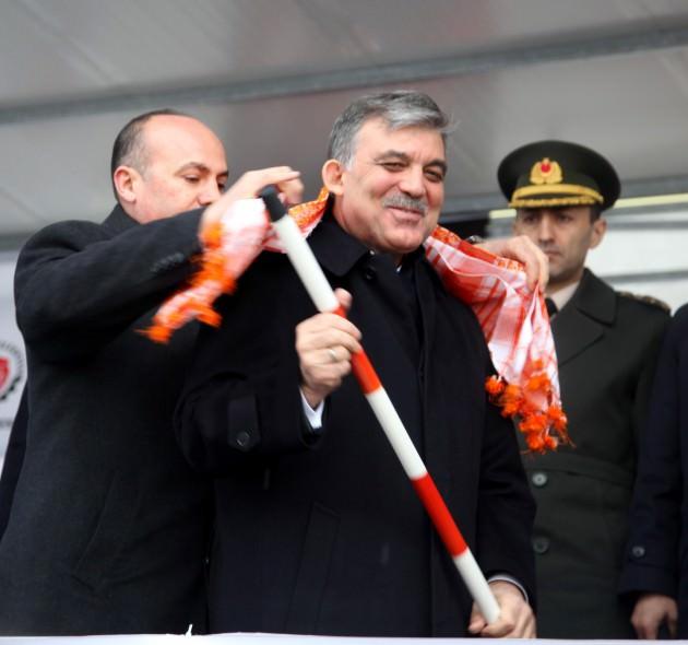 Cumhurbaşkanı Abdullah Gül, yemeğin ardından Uşak Belediyesi Atlı Spor Bakım ve Rehabilitasyon Merkezi'nde cirit oyunu seyretti. Kendisine verilen cirit sopasını atarak oyunu başlattı.