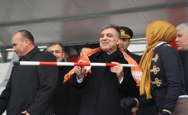 Cumhurbaşkanı Gül, yemekte şehit aileleriyle de beraber olduklarını vurgulayarak, "Şehit aileleri en değer verdiğimiz, baş tacı ettiğimiz insanlarımızdır. Onlar çocuklarını, en kıymetli varlıklarını feda etti.