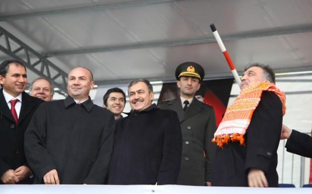 Sizler, bulunduğunuz yerlerin en değerli insanlarısınız. Onun için burada sizlerin karşısında söylüyorum, muhakkak ki şehit aileleriyle gurur duyacağız, onlara gereken her türlü saygıyı göstereceğiz." şeklinde konuştu