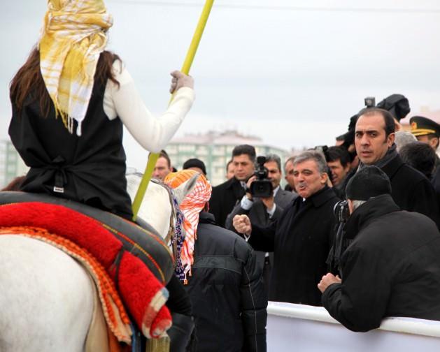Uşak'ı ziyaret eden Cumhurbaşkanı Abdullah Gül, Vali Mehmet Ufuk Erden'in onuruna verdiği öğle yemeğine katıldı. Burada yaptığı konuşmada, Cumhurbaşkanı olarak Uşak'ı ilk defa ziyaret ettiğini söyledi.