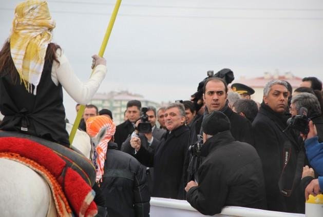 Oyunun bitiminde atlı spor takımıyla da yakından ilgilenen Gül, başarılar diledi. 